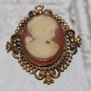 🎀 Vintage Avon Cameo Locket Brooch – 2" Tall  🌸